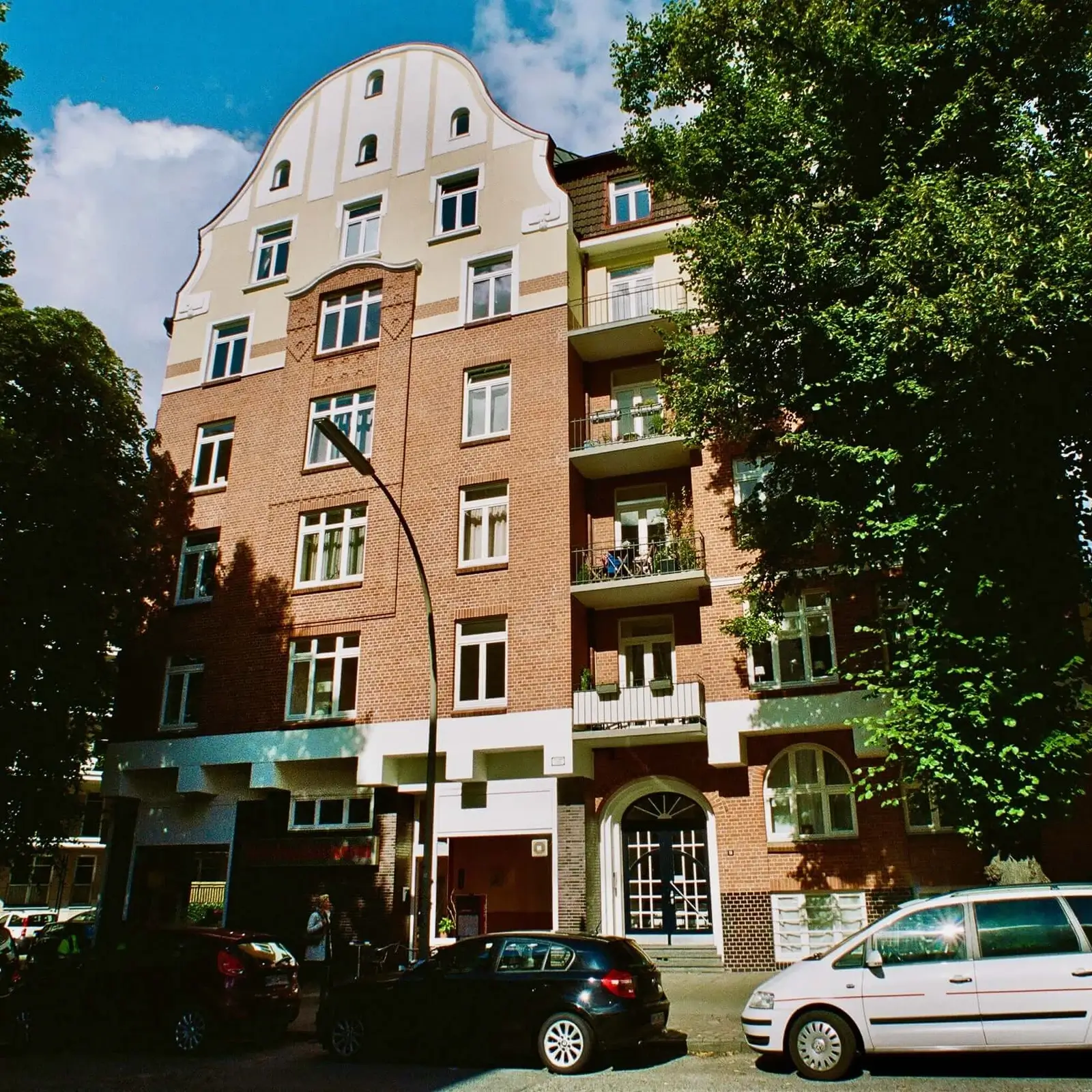 Wohngebäude mit weißer Stuckfassade.