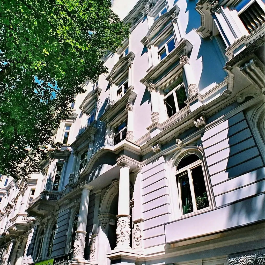 Alte Villa mit Sprossenfenstern und Garten.