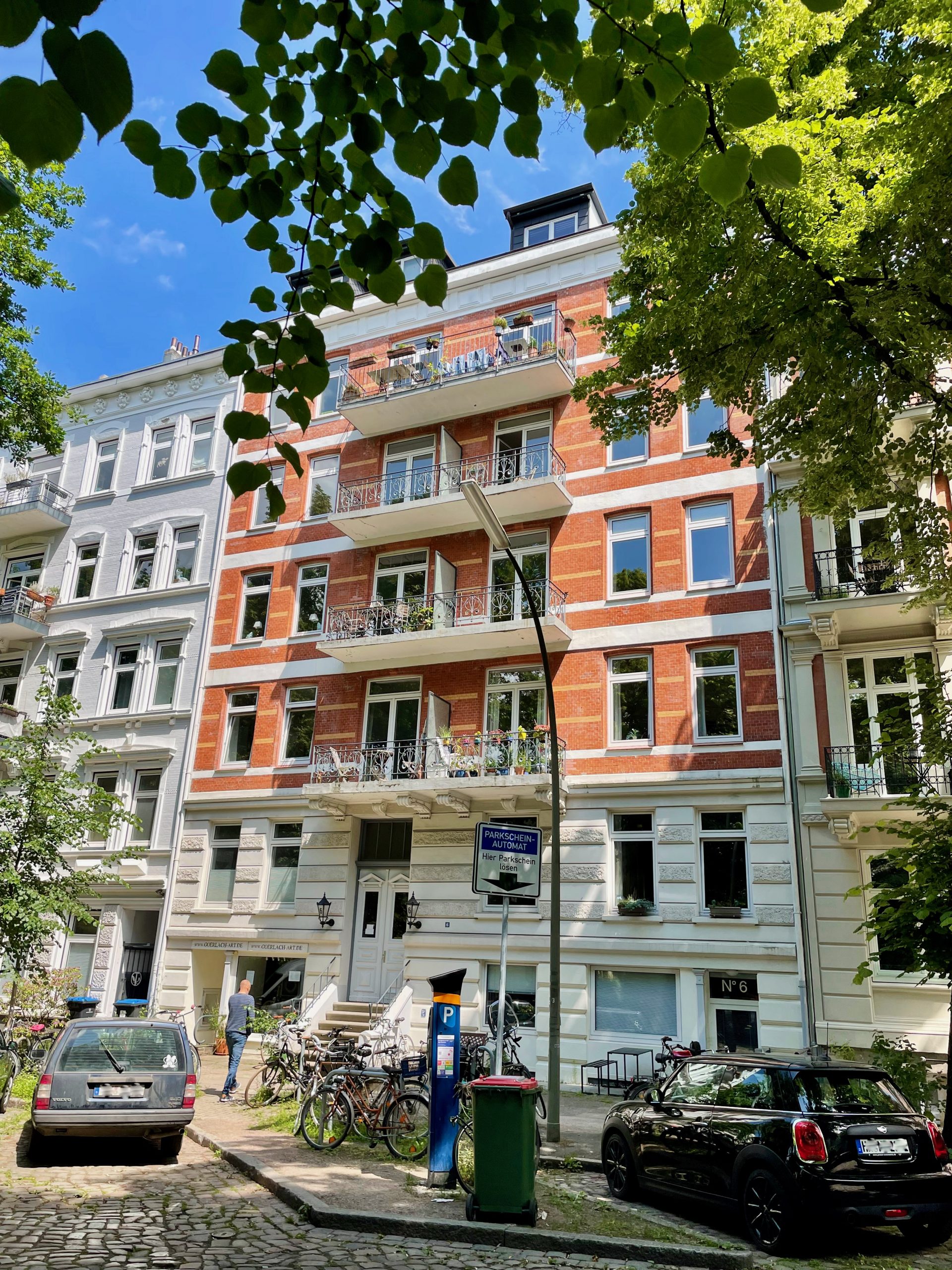 Historisches Gebäude mit verzierten Balkonen.
